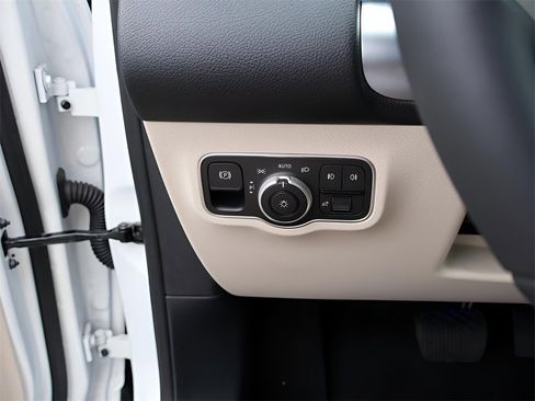 New 2025 Mercedes-Benz GLB 250 4MATIC image 36