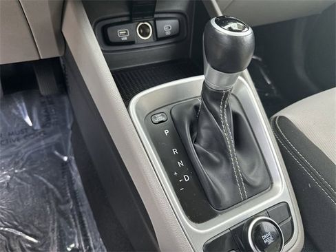 Used 2024 Hyundai Venue SEL image 23