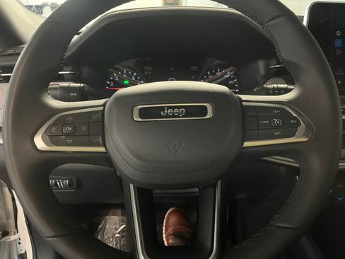 Used 2025 Jeep Compass Latitude image 28