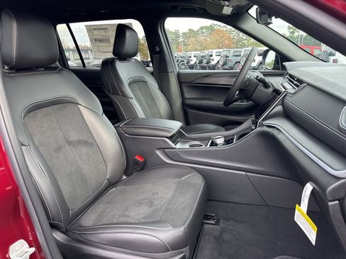 New 2025 Jeep Grand Cherokee L Altitude image 30