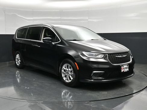 Certified 2023 Chrysler Pacifica Touring-L FWD image 6