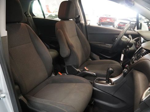 Used 2020 Chevrolet Trax LS AWD/4WD image 19