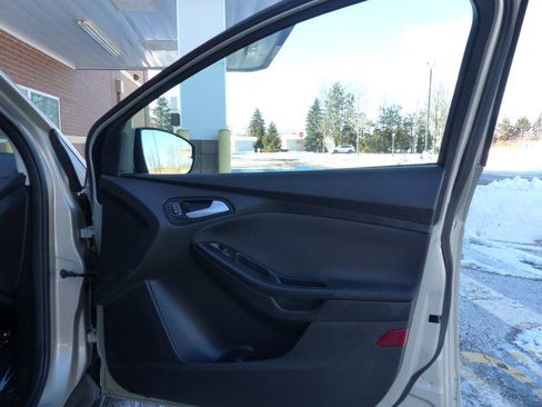 Used 2017 Ford Focus SE FWD image 41