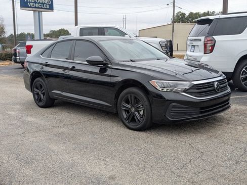 Used 2023 Volkswagen Jetta SE image 2