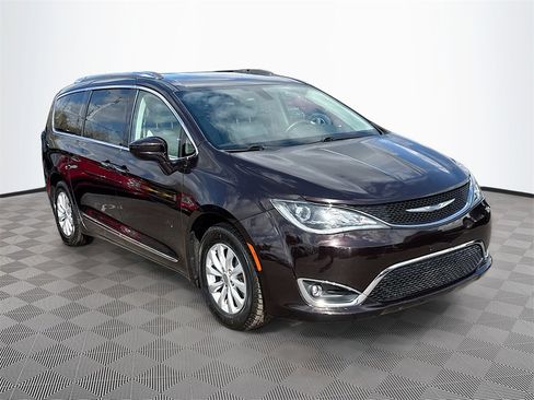 Used 2018 Chrysler Pacifica Touring-L image 4