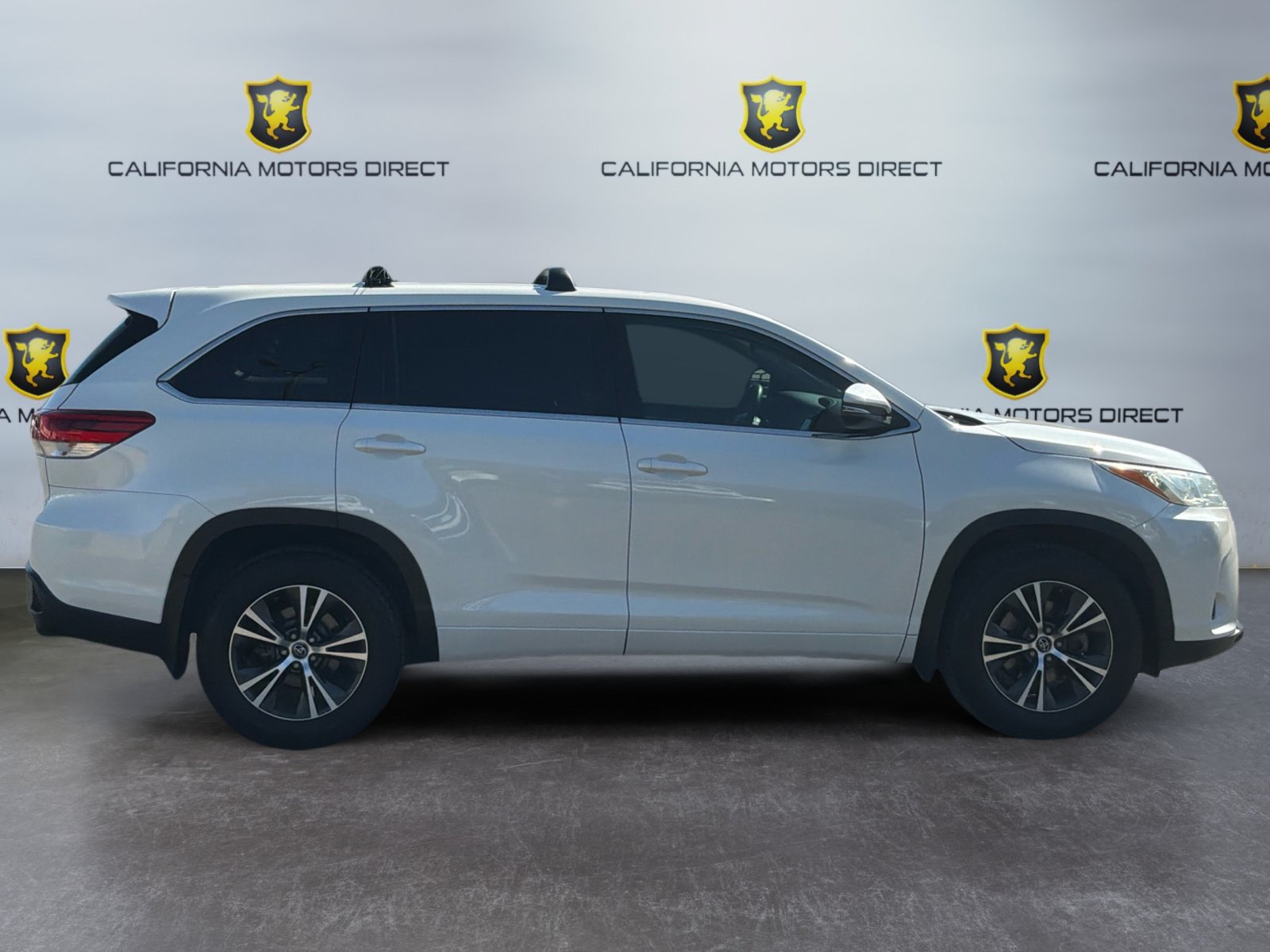 Used 2018 Toyota Highlander LE FWD image 6