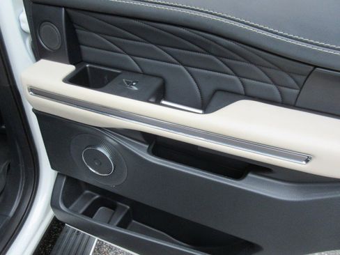 Used 2024 Ford Expedition Platinum image 21