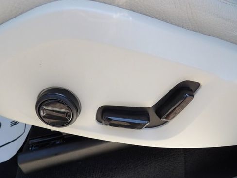 Certified 2025 Volvo XC90 T8 Plus AWD/4WD image 16