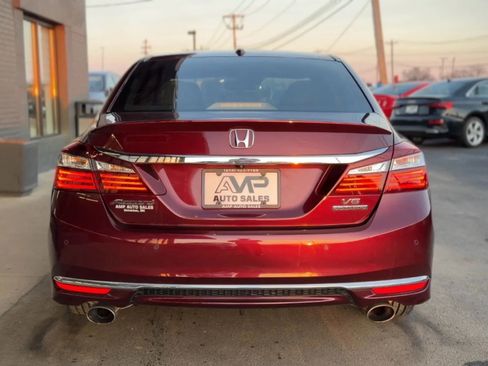 Used 2017 Honda Accord Touring image 3