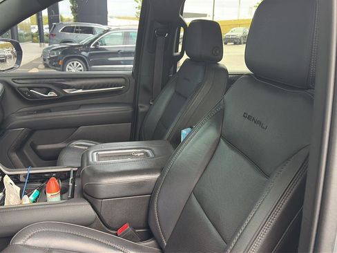 Used 2021 GMC Yukon XL Denali w/ Denali Premium Package AWD/4WD image 9