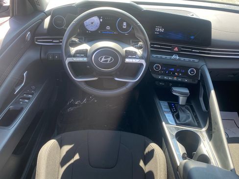 Used 2025 Hyundai Elantra SEL image 8