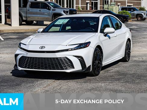 Used 2025 Toyota Camry SE image 4