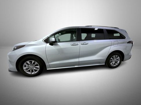 Used 2024 Toyota Sienna XLE image 7