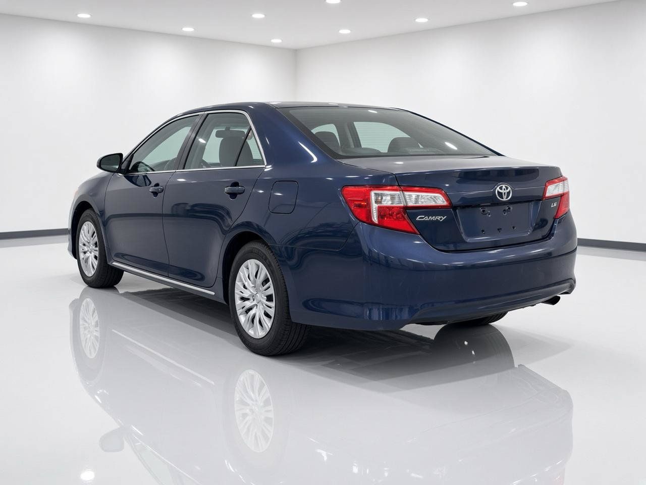 Used 2014 Toyota Camry LE FWD image 3