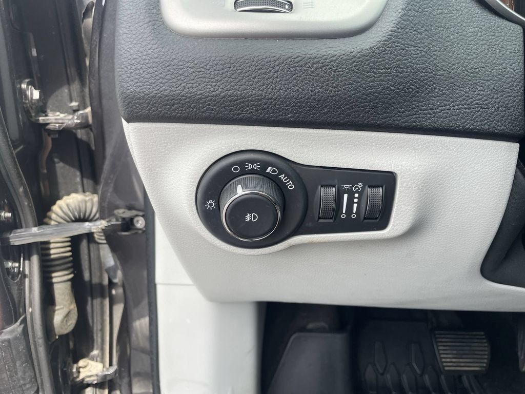 Used 2018 Jeep Compass Latitude AWD/4WD image 18