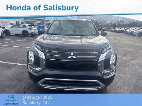 Used 2024 Mitsubishi Outlander SE image 2