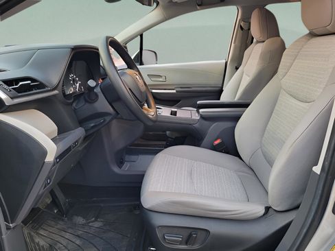 Certified 2023 Toyota Sienna LE image 9