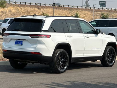 Used 2024 Jeep Grand Cherokee Altitude AWD/4WD image 3