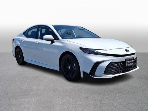Used 2025 Toyota Camry SE w/ Convenience Package FWD image 3