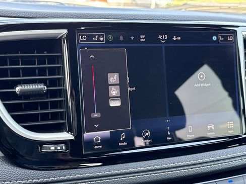 Used 2024 Chrysler Pacifica Limited FWD image 28