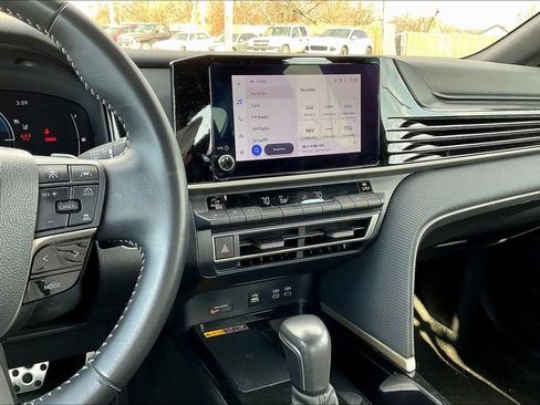 Used 2025 Toyota Camry SE image 6