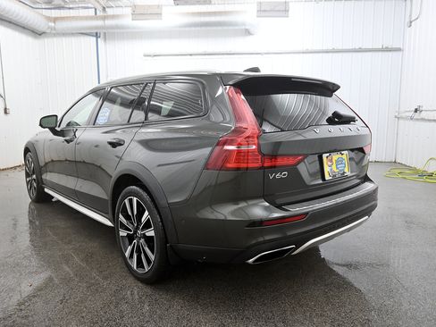 Used 2020 Volvo V60 T5 Cross Country image 30