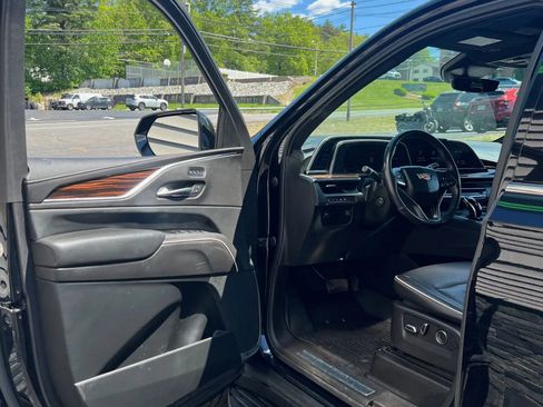 Used 2021 Cadillac Escalade Premium Luxury image 5