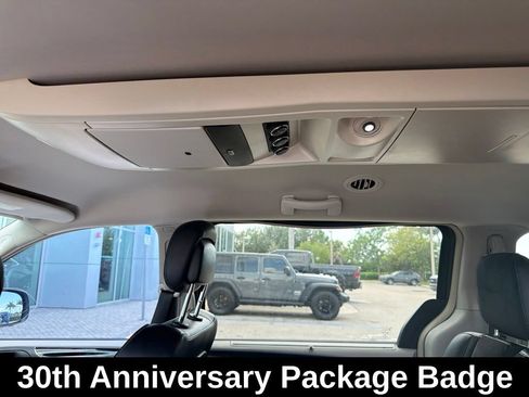 Used 2014 Chrysler Town & Country Touring-L FWD image 4