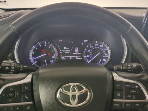 Used 2021 Toyota Highlander XLE FWD image 36
