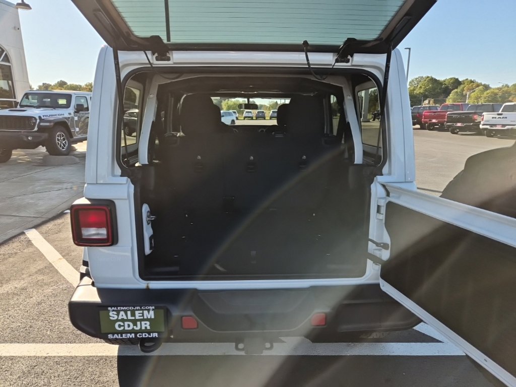 Used 2020 Jeep Wrangler Unlimited Sahara w/ Cold Weather Group AWD/4WD image 17