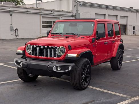 Used 2025 Jeep Wrangler Unlimited Sahara w/ Safety Group AWD/4WD image 3
