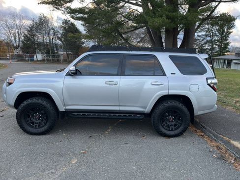 Used 2022 Toyota 4Runner SR5 Premium image 2