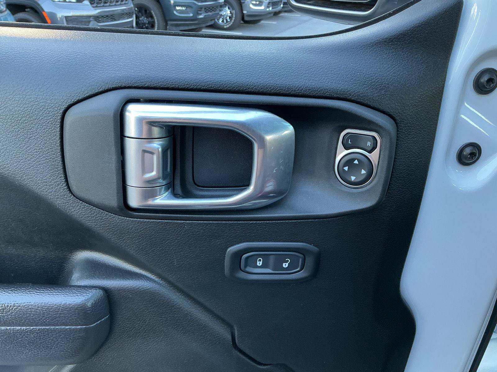 Used 2022 Jeep Wrangler Unlimited Rubicon AWD/4WD image 14
