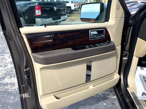 Used 2015 Lincoln Navigator 4WD w/ Equipment Group 101A Reserve image 9