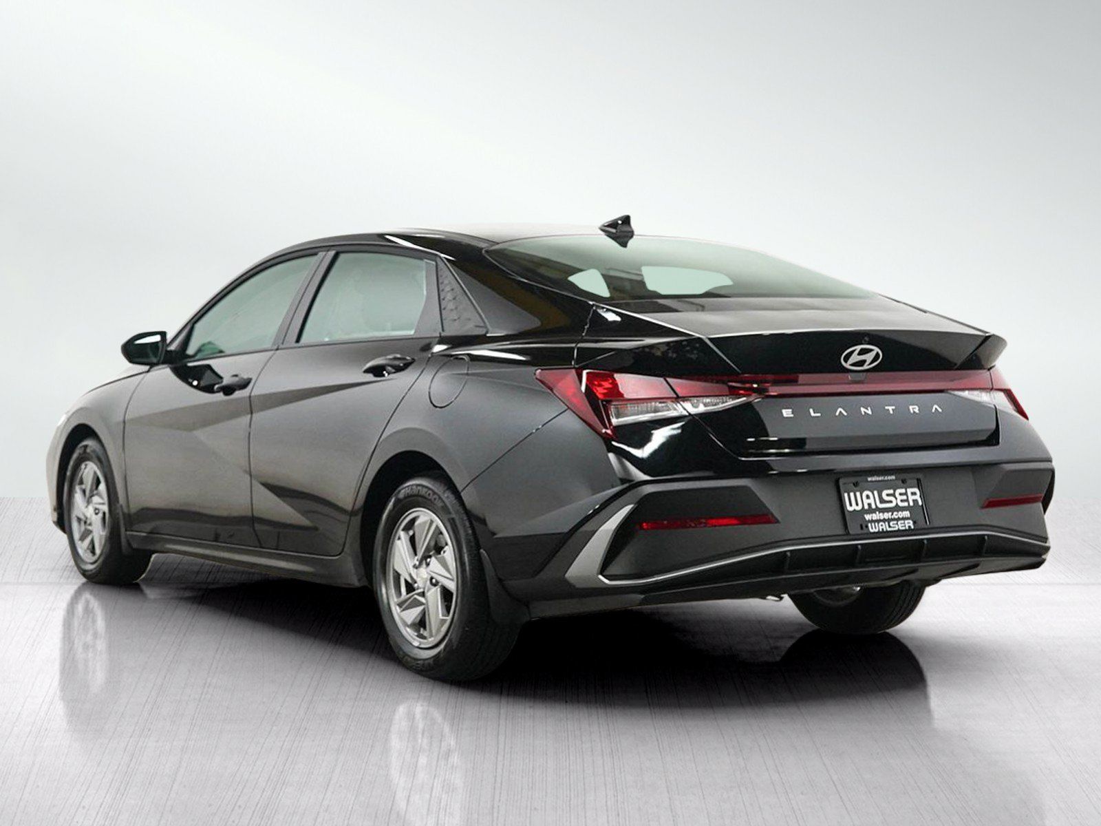 Used 2026 Hyundai Elantra SE FWD image 3