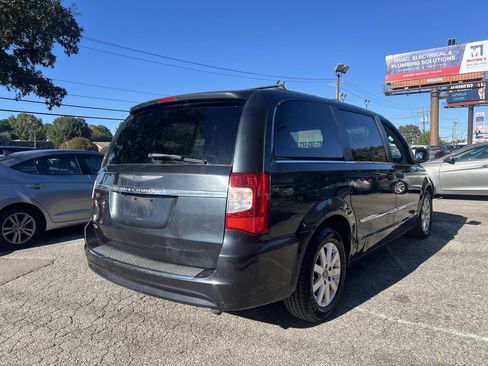 Used 2013 Chrysler Town & Country Touring image 5