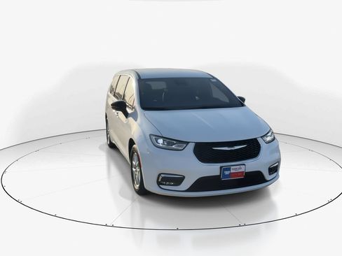 New 2026 Chrysler Pacifica Select FWD image 3