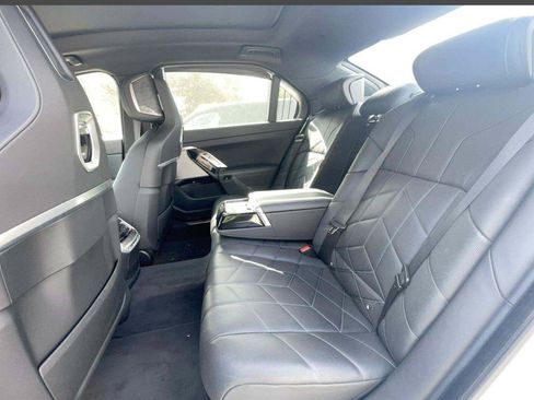 Used 2023 BMW i7 xDrive60 AWD/4WD image 3
