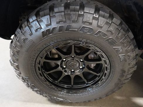 Used 2018 Toyota 4Runner SR5 AWD/4WD image 5