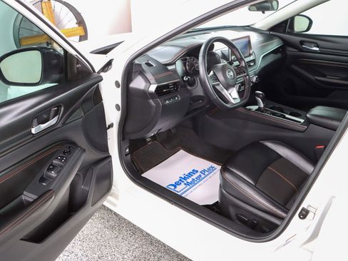 Used 2021 Nissan Altima 2.5 SR w/ SR Premium Package FWD image 3