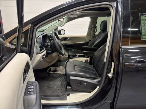 Used 2023 Chrysler Pacifica Touring-L AWD/4WD image 16