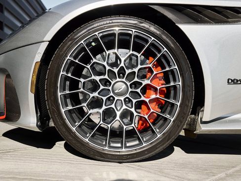 Used 2023 Aston Martin DBS Volante image 3