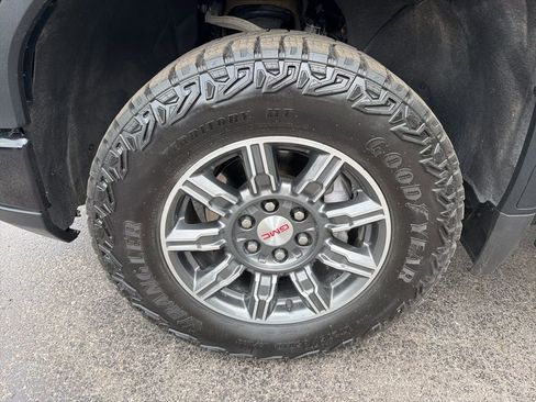 Used 2024 GMC Sierra 1500 AT4 w/ Technology Package AWD/4WD image 9