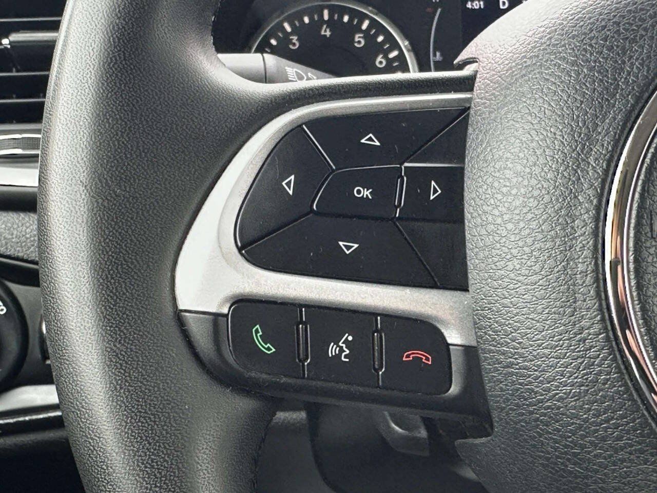 Used 2020 Jeep Renegade Latitude AWD/4WD image 32