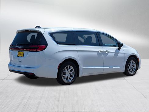 Used 2024 Chrysler Pacifica Touring-L FWD image 7