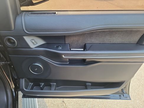 Used 2018 Ford Expedition Limited RWD image 10