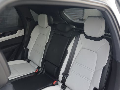 Certified 2026 Porsche Cayenne AWD/4WD image 30