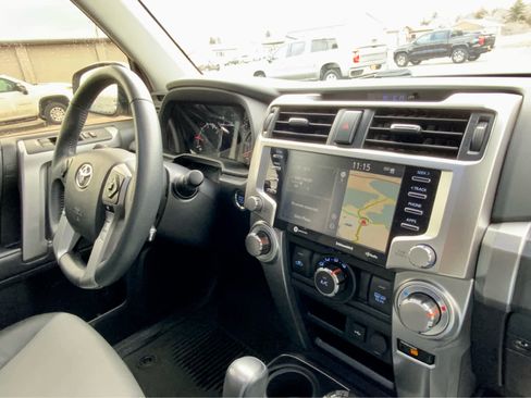 Used 2022 Toyota 4Runner SR5 Premium image 40