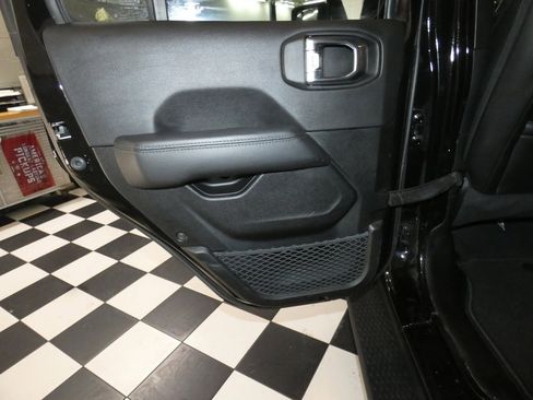 Used 2022 Jeep Wrangler Unlimited Sahara image 24
