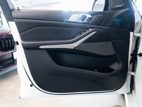 Used 2022 BMW X7 M50i image 19